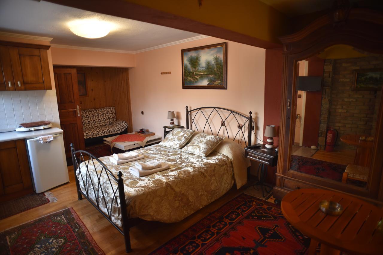 Santa Marina Guesthouse Káto Loutrákion Esterno foto