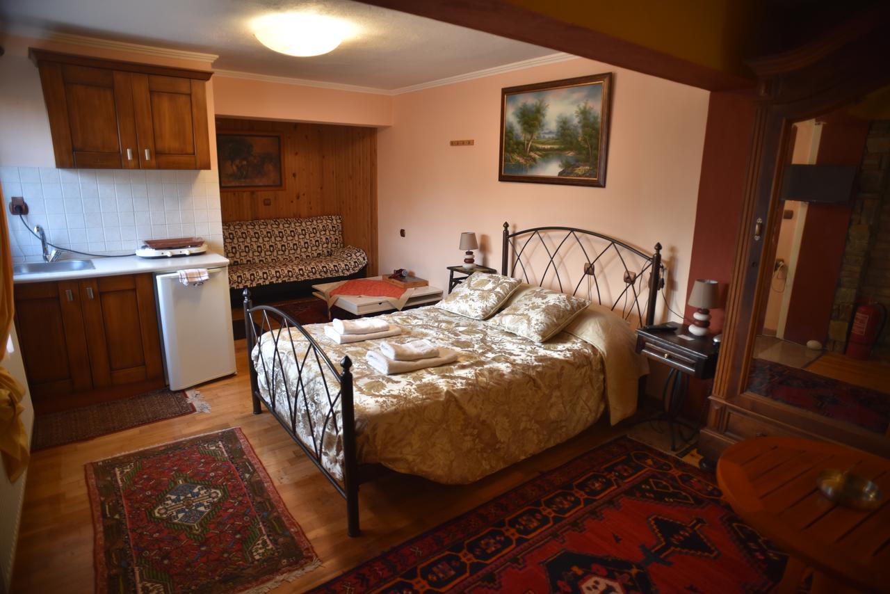 Santa Marina Guesthouse Káto Loutrákion Esterno foto