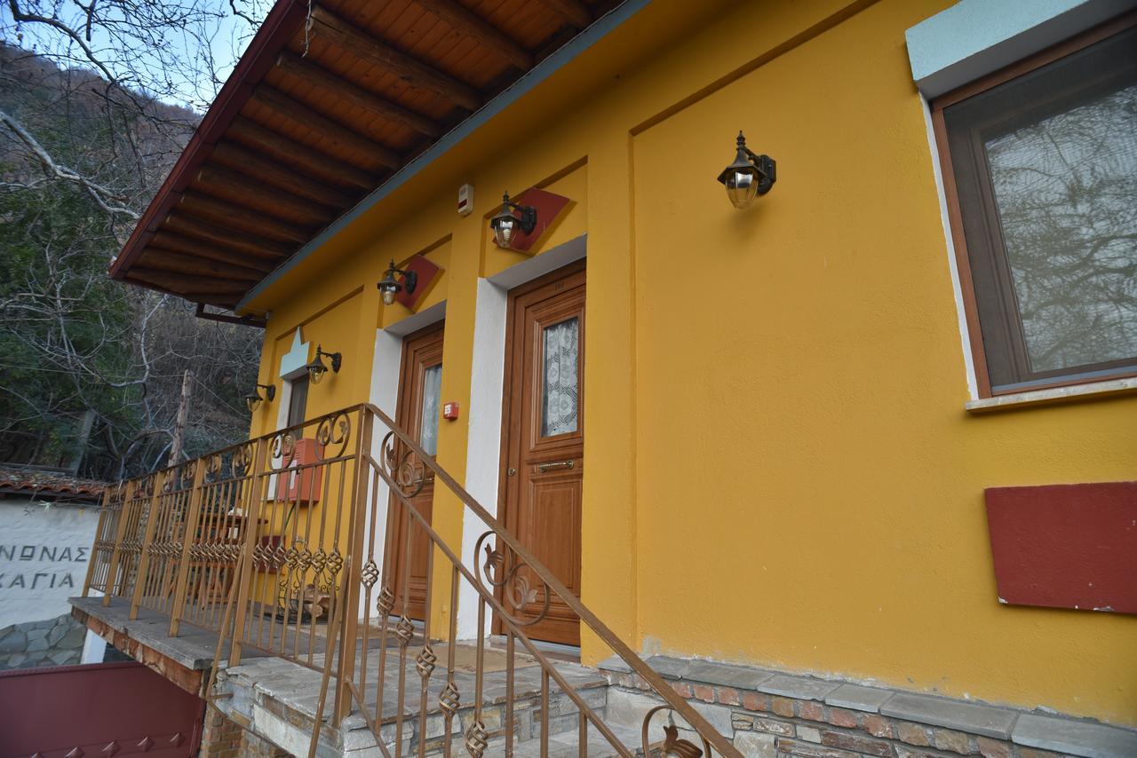 Santa Marina Guesthouse Káto Loutrákion Esterno foto