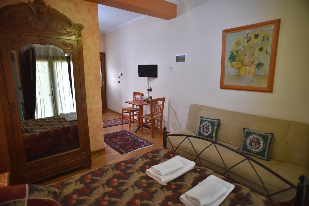 Santa Marina Guesthouse Káto Loutrákion Esterno foto