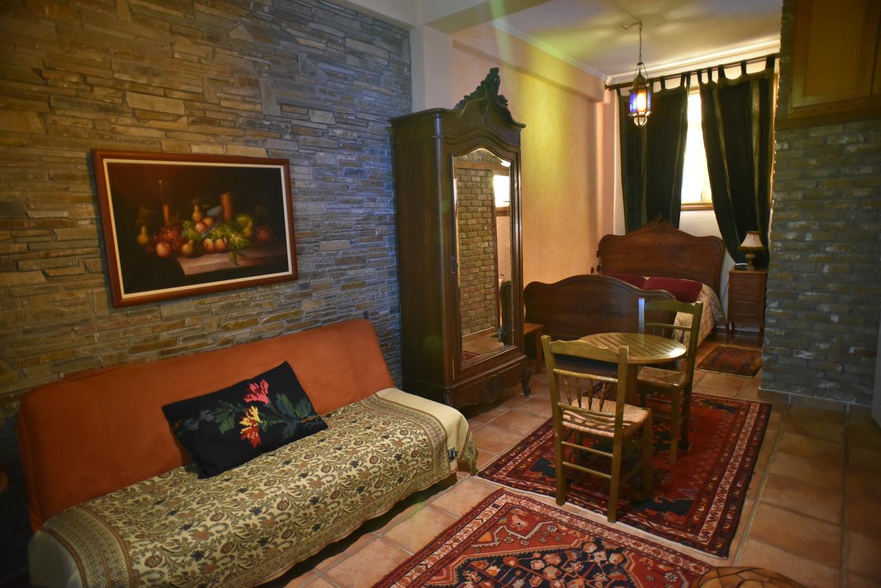 Santa Marina Guesthouse Káto Loutrákion Esterno foto