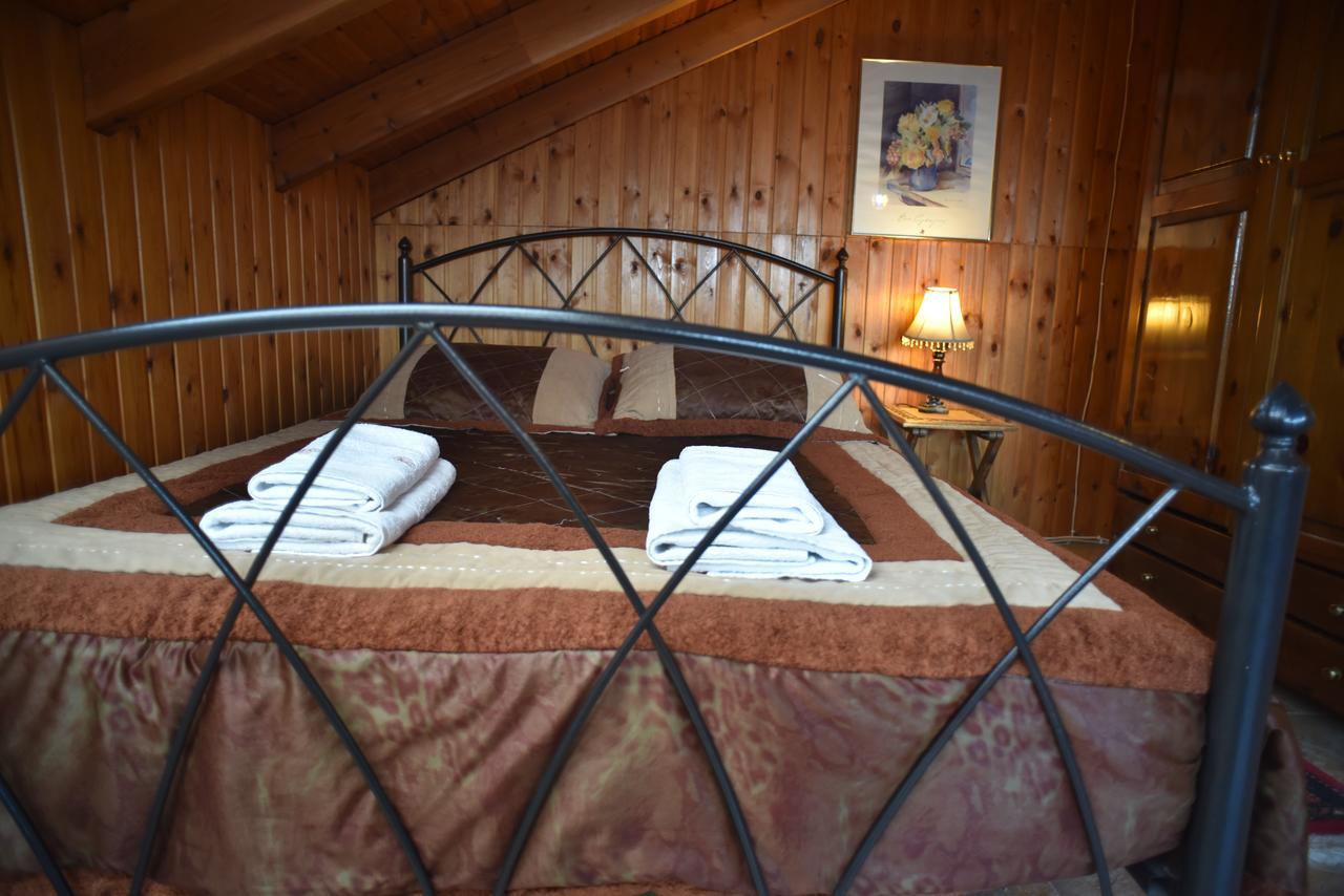 Santa Marina Guesthouse Káto Loutrákion Esterno foto