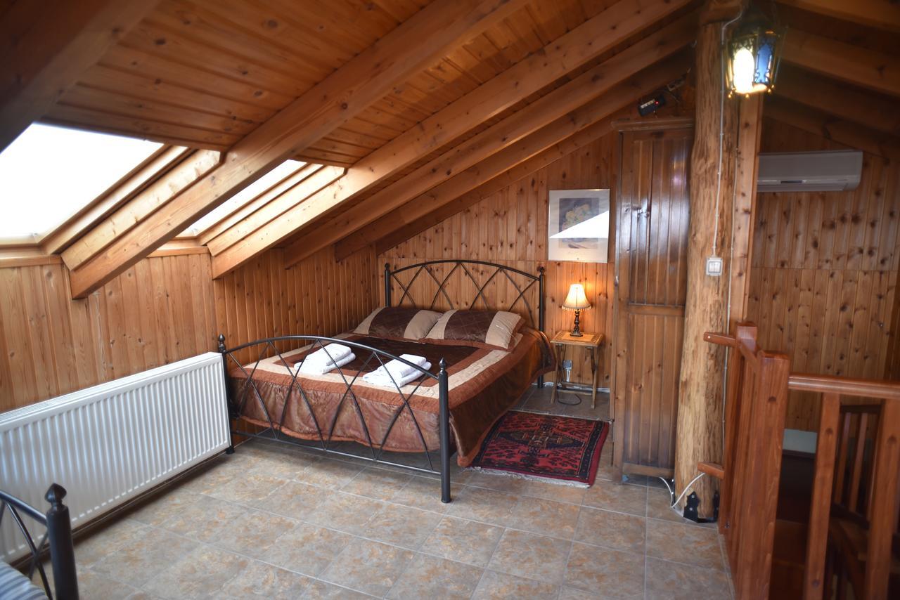 Santa Marina Guesthouse Káto Loutrákion Esterno foto