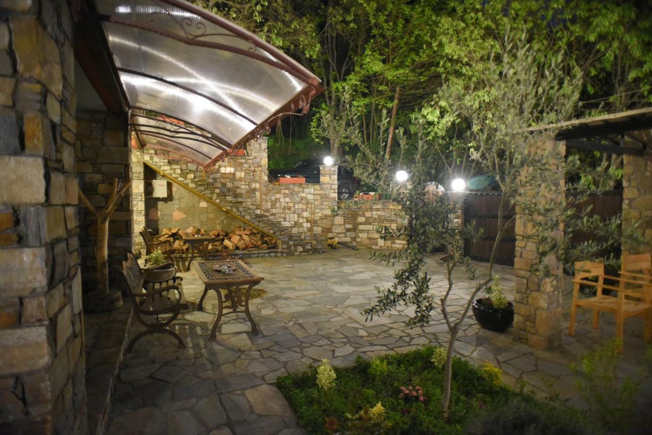 Santa Marina Guesthouse Káto Loutrákion Esterno foto