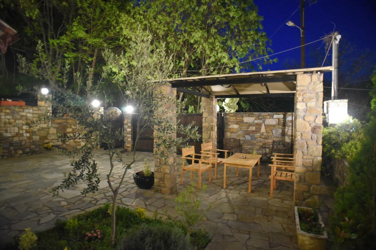Santa Marina Guesthouse Káto Loutrákion Esterno foto
