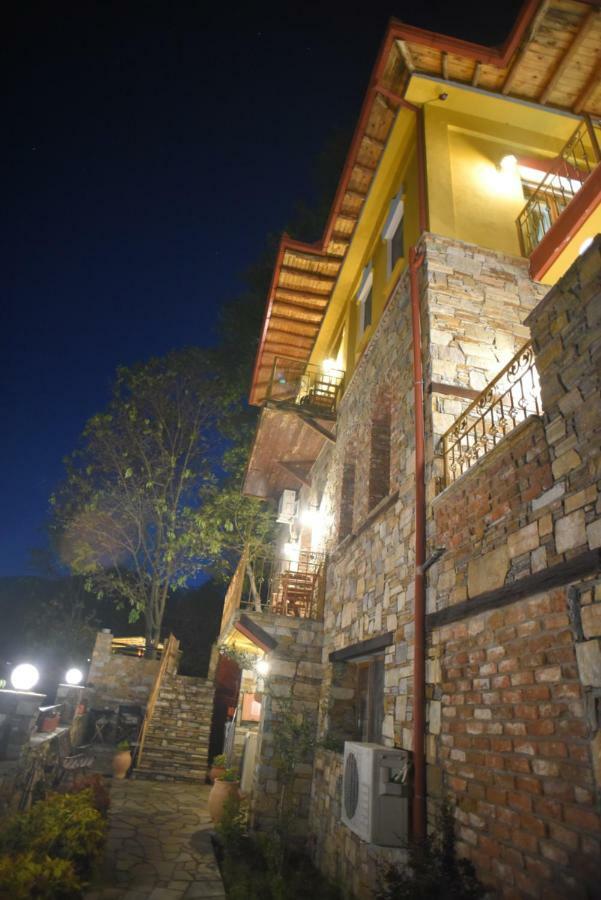 Santa Marina Guesthouse Káto Loutrákion Esterno foto