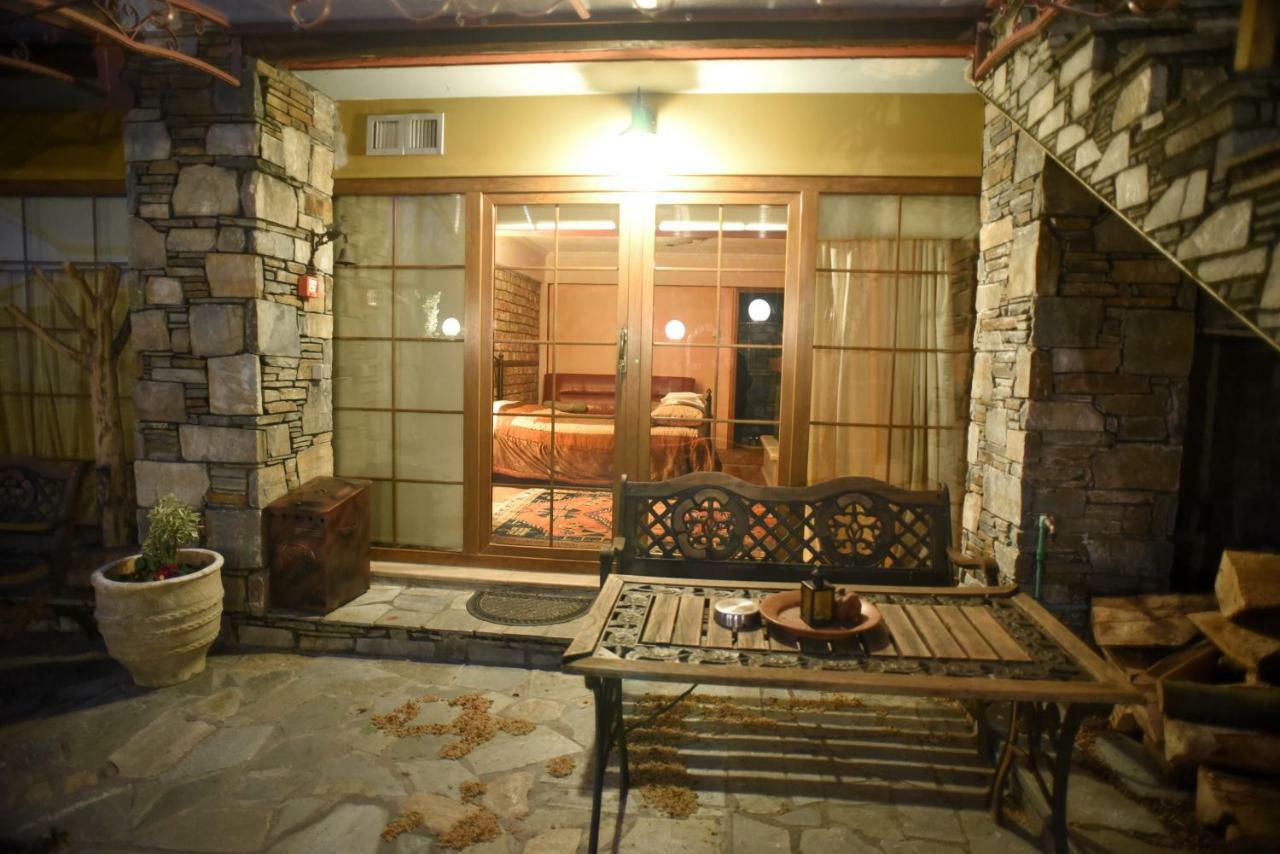 Santa Marina Guesthouse Káto Loutrákion Esterno foto