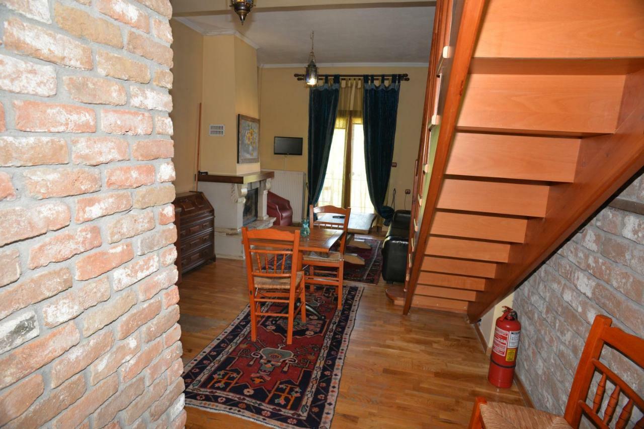 Santa Marina Guesthouse Káto Loutrákion Esterno foto