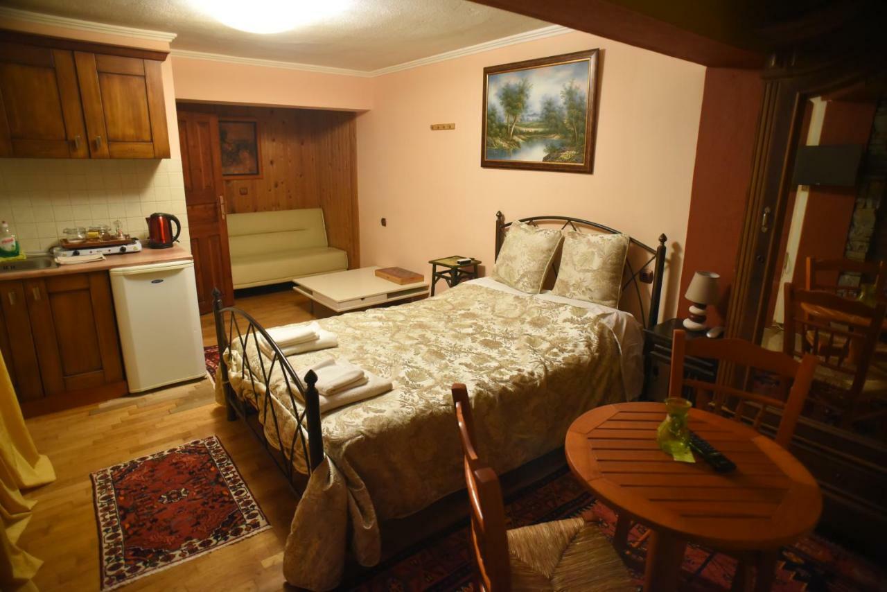 Santa Marina Guesthouse Káto Loutrákion Esterno foto