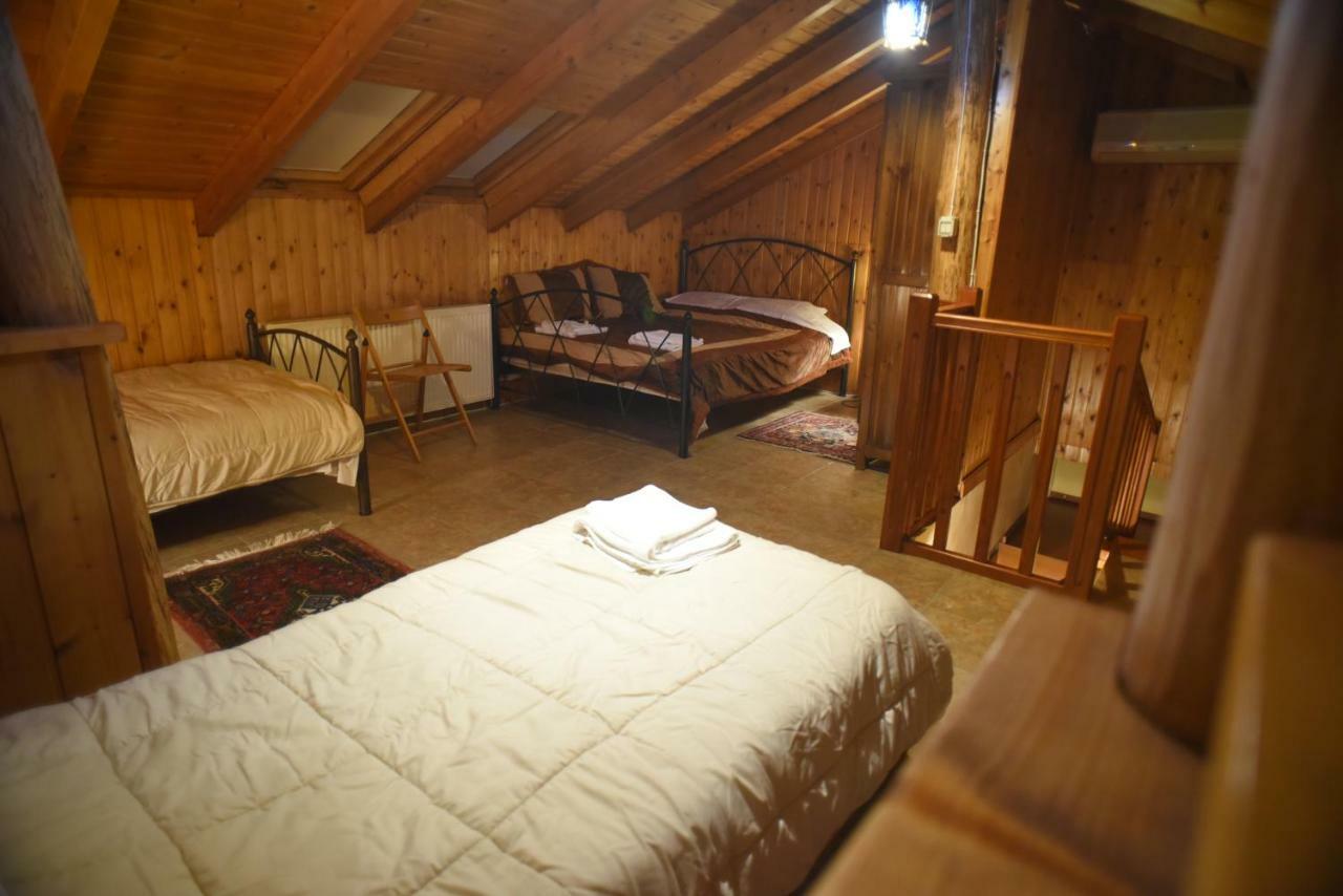 Santa Marina Guesthouse Káto Loutrákion Esterno foto