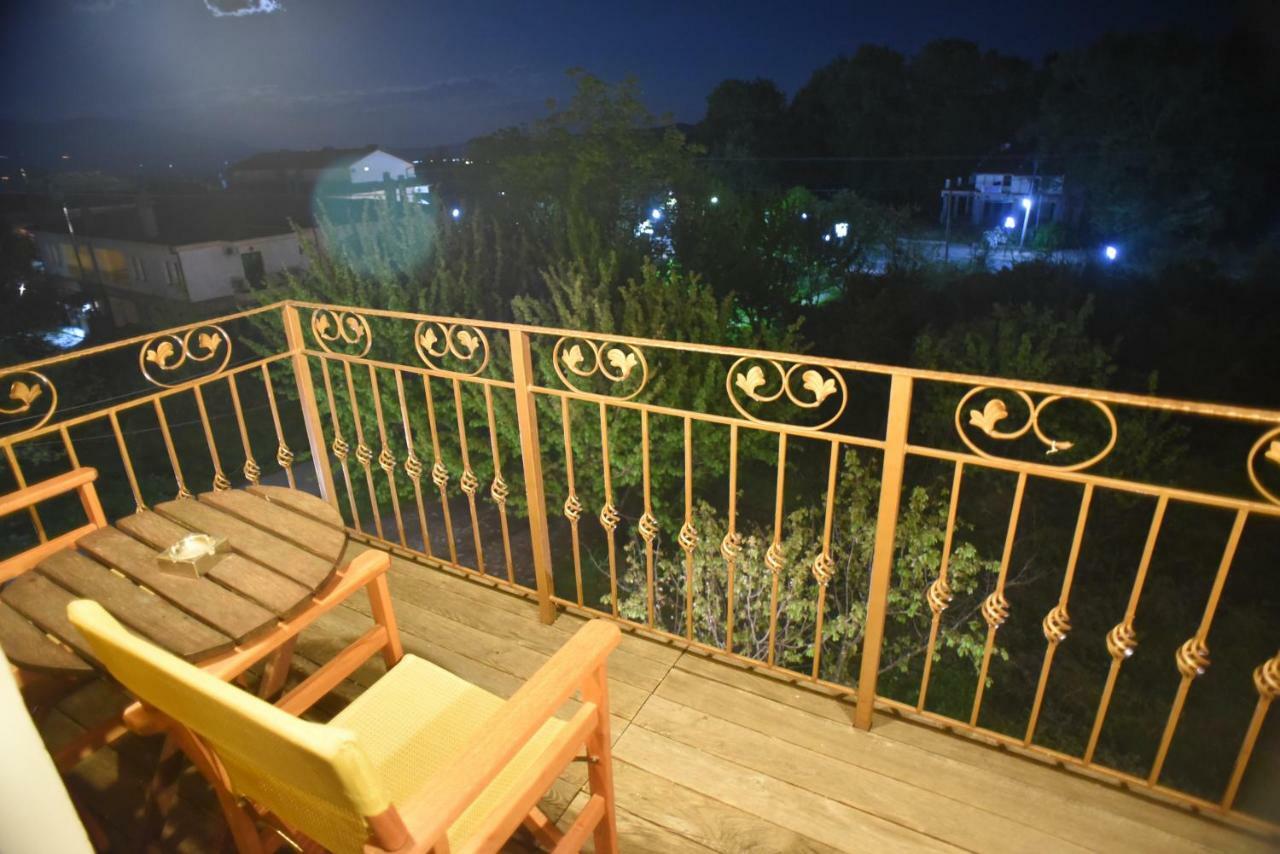 Santa Marina Guesthouse Káto Loutrákion Esterno foto